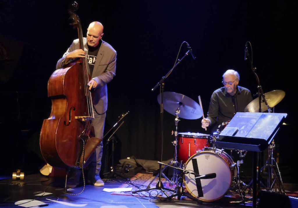 Joris Teepe on stage with drummer