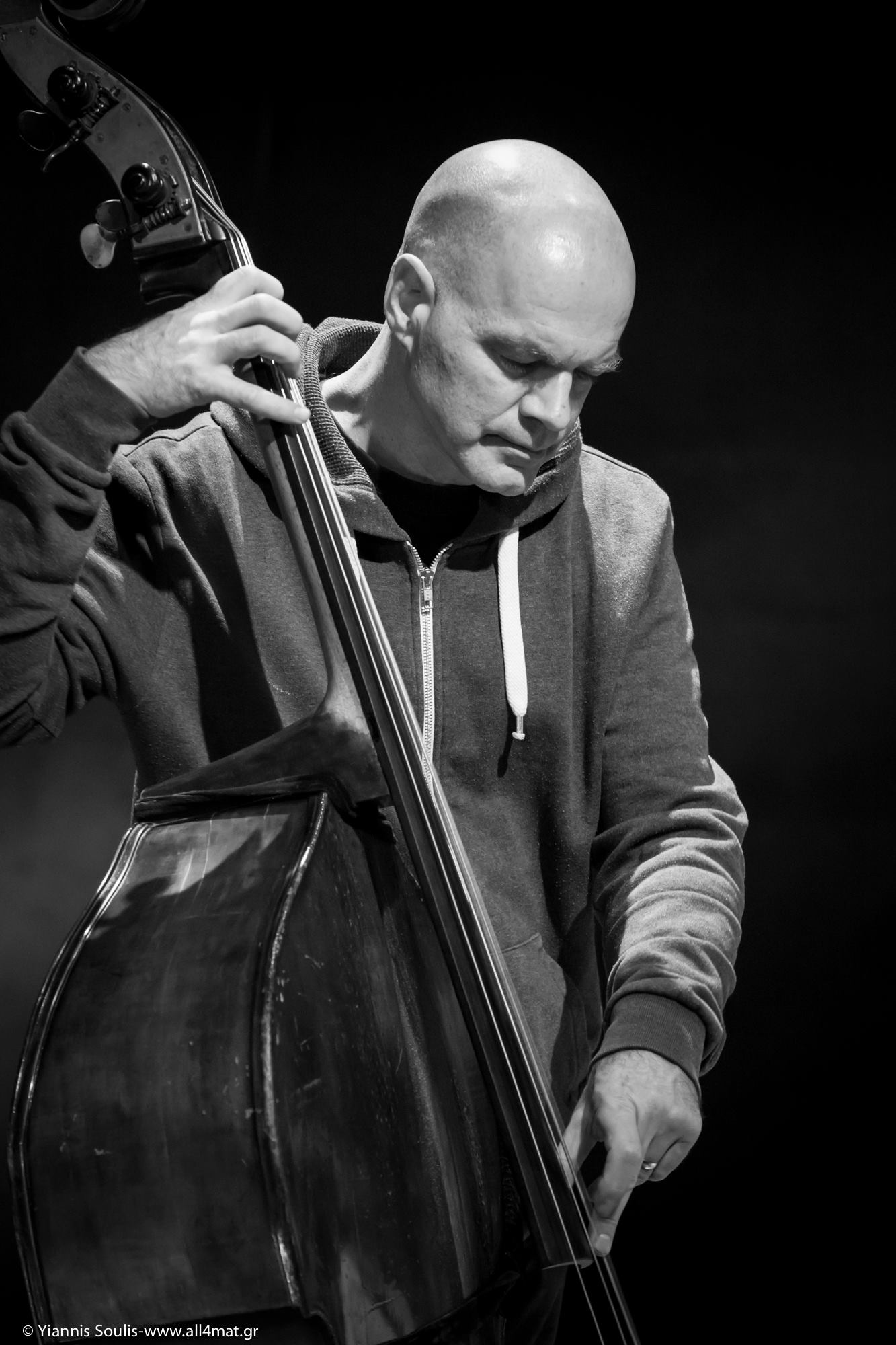 Joris Teepe hailing a taxi with his bass in New York